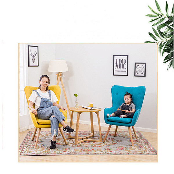 Personlighetsstol i massivt trätyg modern minimalistisk stol 0410 Vad kännetecknar moderna minimalistiska stolar?Fem egenskaper ger dig: En av egenskaperna: Framhäver funktionell design, enkla och släta linjer och stark färgkontrast, som är kännetecknen för moderna möbler.Den andra egenskapen: Ett stort antal nya material som härdat glas och rostfritt stål används som hjälpmaterial, vilket också är vanliga dekorationsmetoder för möbler i modern stil, vilket kan ge människor en känsla av avantgarde och ohämmad.Karakteristiskt tre: På grund av de enkla linjerna och få dekorativa element behöver moderna möbler perfekt mjuk dekoration för att visa sin skönhet.Till exempel behöver soffor kuddar, matbord behöver dukar, sängar behöver gardiner och lakan.Mjuk inredning är nyckeln till modern inredning.Det finns många stilar av moderna och enkla stolar, som räcker för att möta allas olika marknadsbehov.Fjärde egenskapen: Oavsett hur stort rummet är måste det vara rymligt.Det finns inget behov av krånglig dekoration och överdriven möblering, och den övergripande koordineringen av utrymme och möbler återspeglas i störst utsträckning i dekoration och layout.När det gäller modellering används oftast geometriska strukturer, vilket är den moderna minimalistiska modestilen. Feature Five: Förespråkar att maximera användningseffektiviteten i ett begränsat utrymme.Valet av möbel betonar att låta formen lyda funktionen.Allt är ur praktisk synvinkel, och överflödiga extra dekorationer kasseras.Enkelhet är inte bara ett sätt att leva, utan också en livsfilosofi.Den så kallade koncentrationen är essensen, essensen finns inte i de många sakerna, utan i den smarta samlokaliseringen.I synnerhet kommer för mycket möbler att orsaka en känsla av oordning.Moderna minimalistiska stilar använder oftast några rena färger för att matcha, vilket ger människor en uppfriskande känsla av samhörighet.